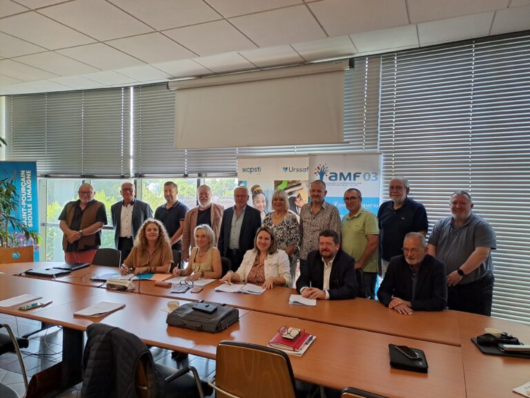 L’URSSAF AUVERGNE, LE CPSTI AUVERGNE RHÔNE-ALPES ET L’ASSOCIATION DES MAIRES ET DES PRÉSIDENTS D’INTERCOMMUNALITÉ DE L’ALLIER (AMF03) RENFORCENT LEUR COOPÉRATION AU BÉNÉFICE DE L’ÉCONOMIE LOCALE